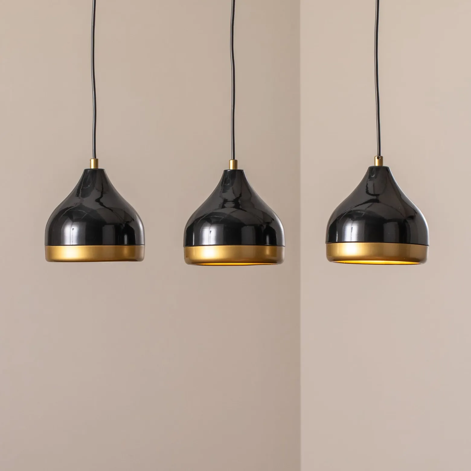 Hängeleuchte Yildo, linear, 3-flammig, schwarz/gold, Metall