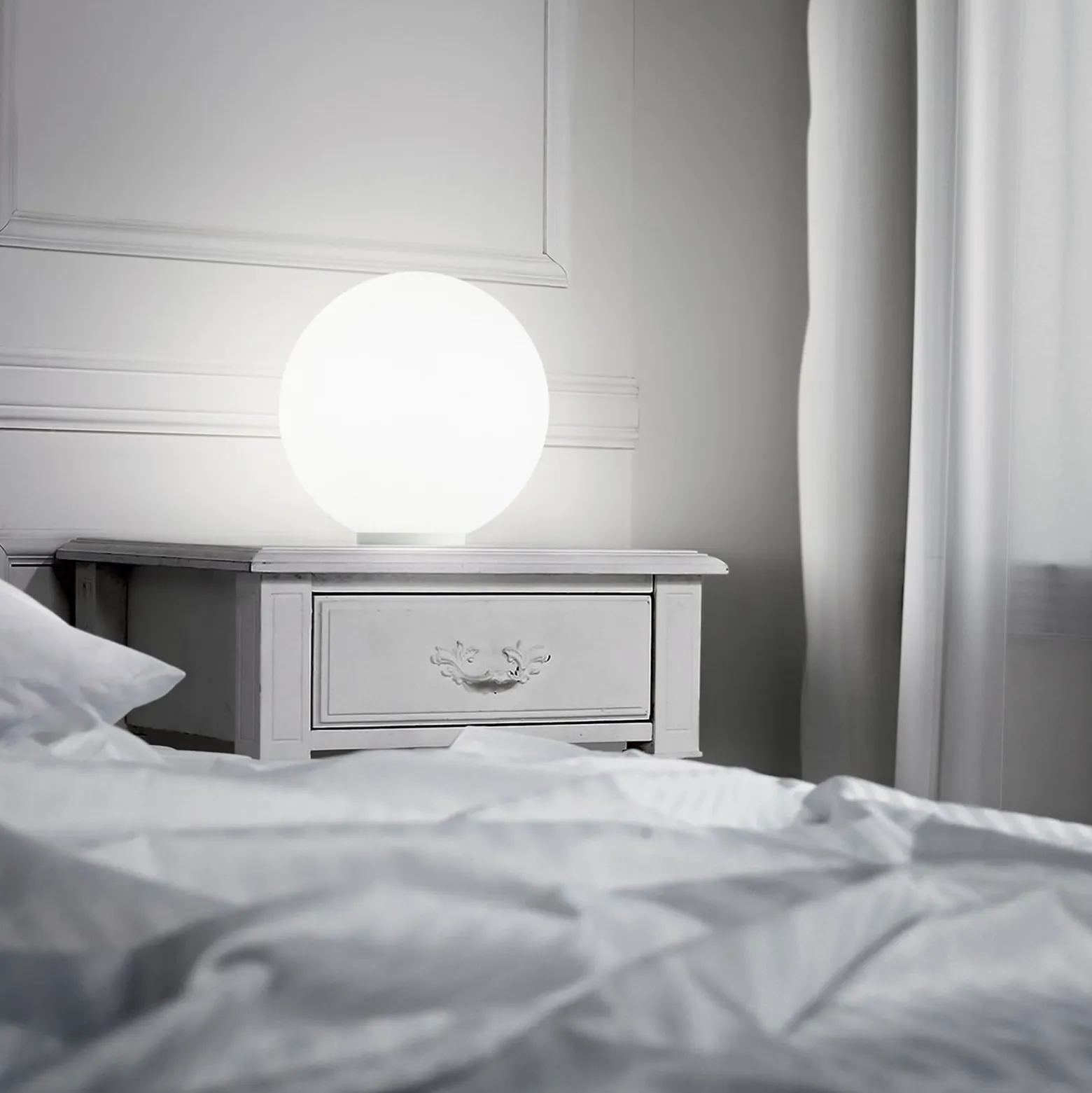 Ideal Lux Tischleuchte Mapa, Ø 20 cm, Opalglas, Kugel, E27