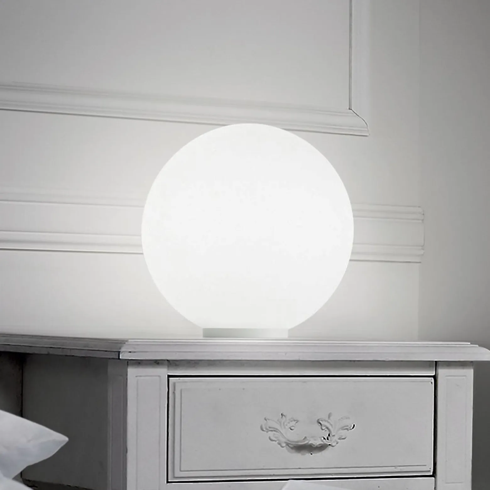 Ideal Lux Tischleuchte Mapa, Ø 20 cm, Opalglas, Kugel, E27