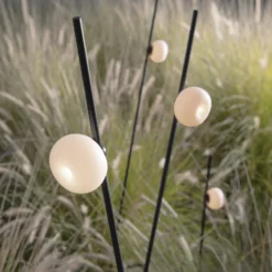 Karman Pois Spieß-Stehleuchte IP65, 3.000K, 118 cm