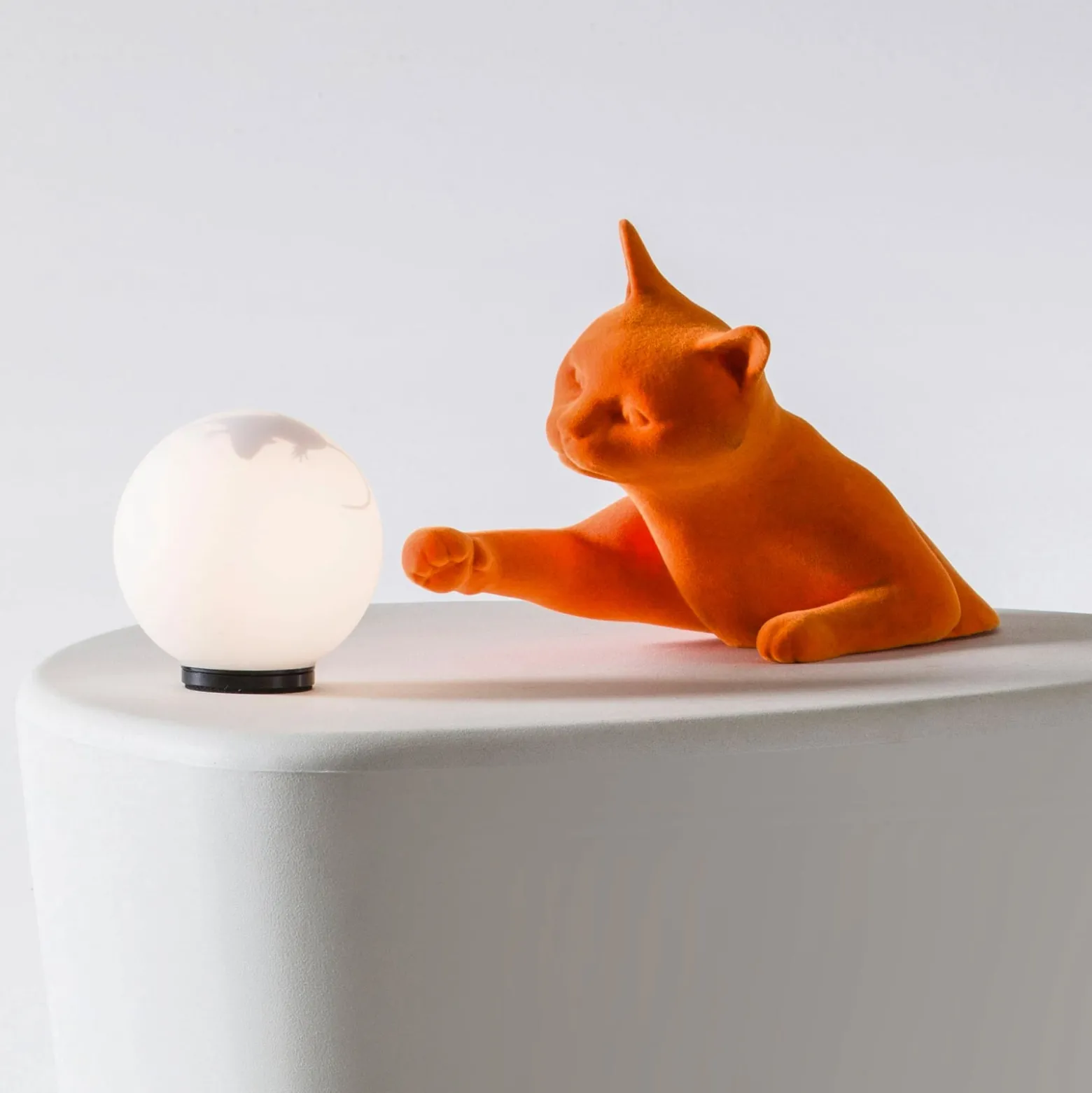 Karman Tischleuchte Maoo, Keramik orange, Glas, Katzenfigur