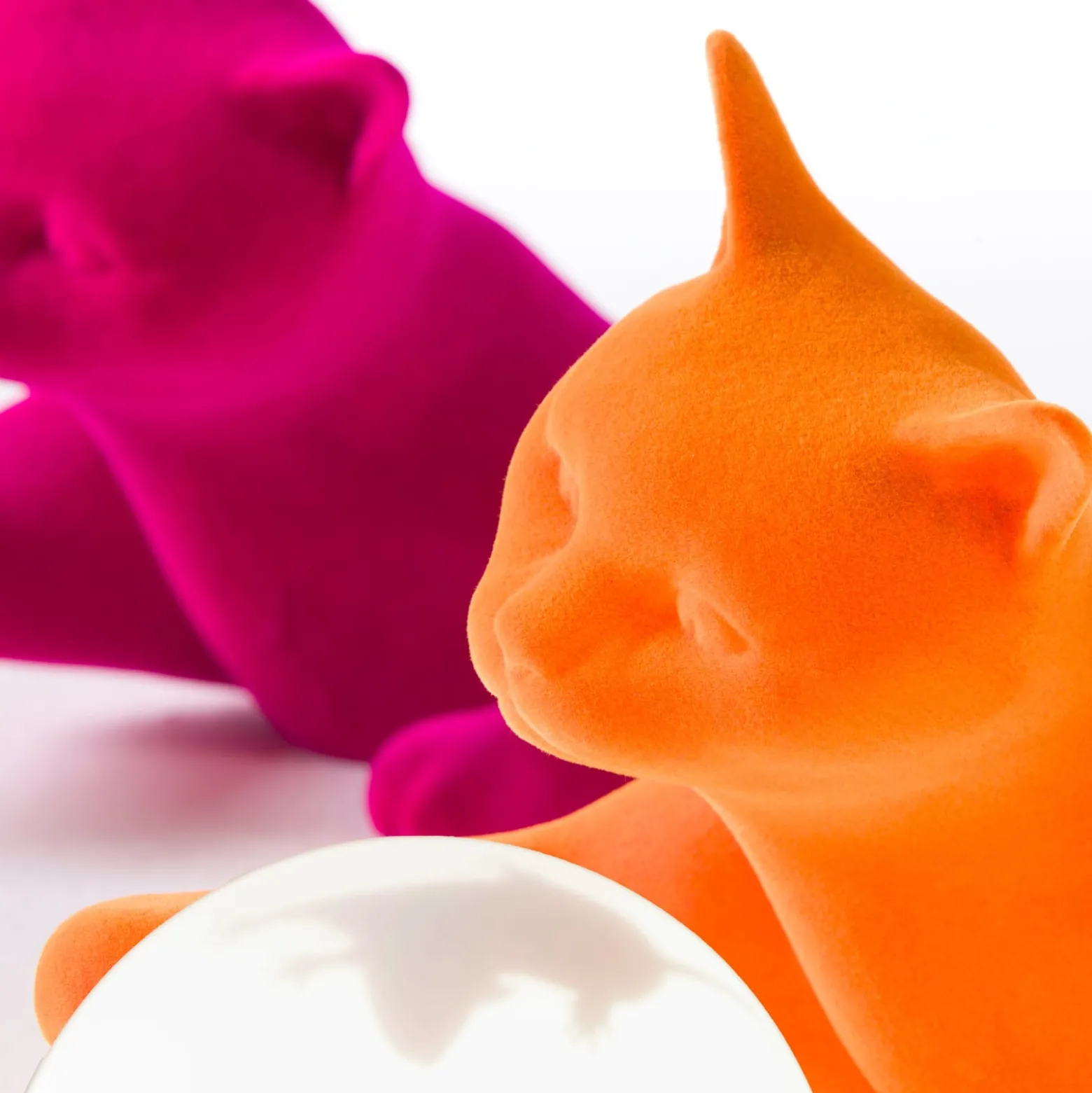 Karman Tischleuchte Maoo, Keramik orange, Glas, Katzenfigur