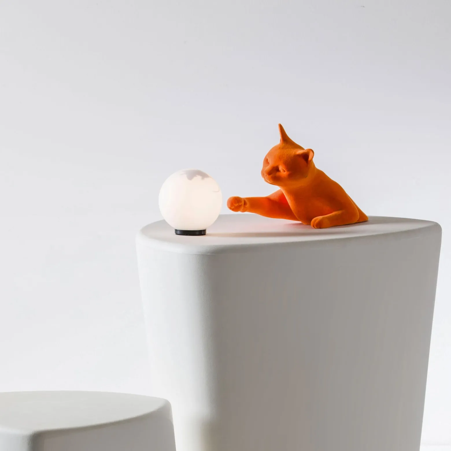 Karman Tischleuchte Maoo, Keramik orange, Glas, Katzenfigur