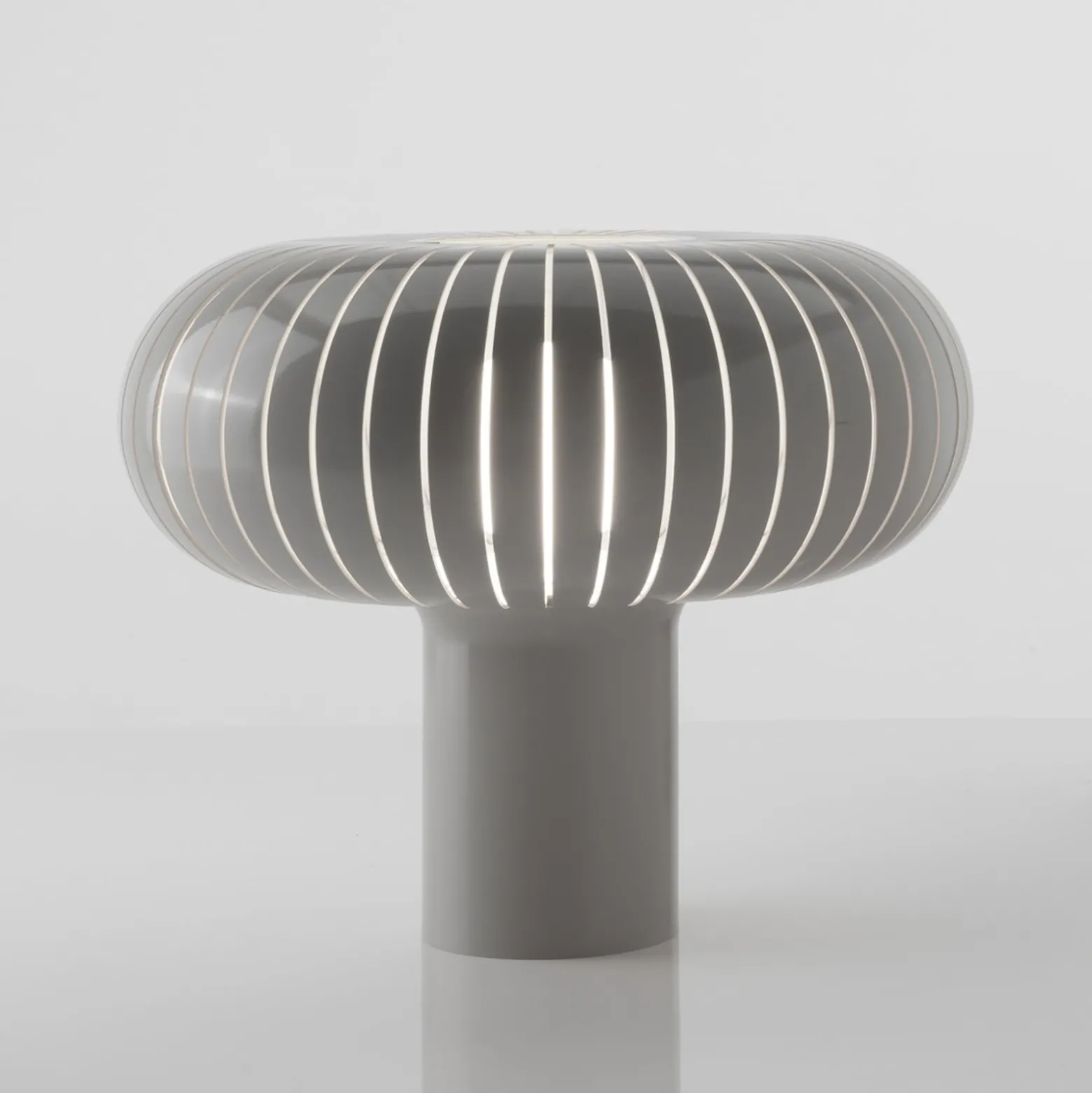 Kartell Tischleuchte Teresa, taubengrau, Ø 50 cm, PMMA