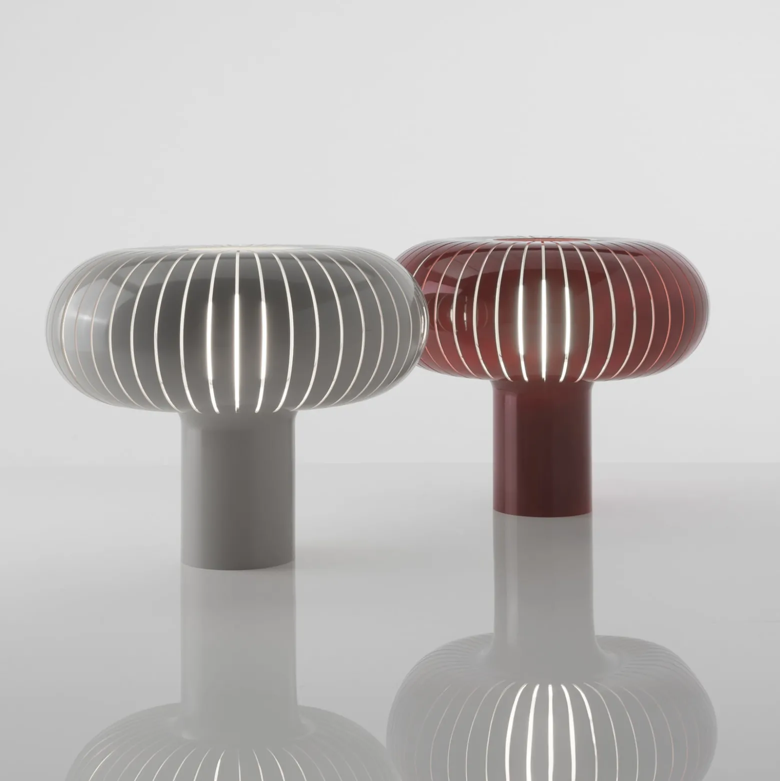 Kartell Tischleuchte Teresa, taubengrau, Ø 50 cm, PMMA