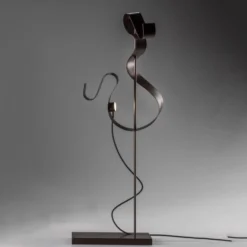 Knikerboker Curve LED-Tischleuchte, kaffee