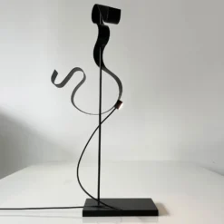 Knikerboker Curve LED-Tischleuchte, schwarz