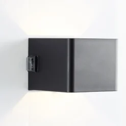 LED-Akku-Außenwandlampe Iseo, schwarz, Breite 10 cm, Sensor