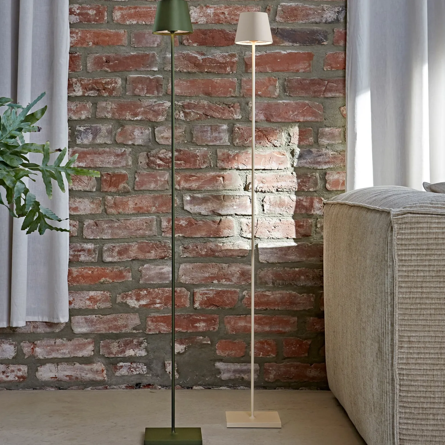 LED-Akku-Stehlampe Nuindie IP54 120 cm rund USB-C dünenbeige