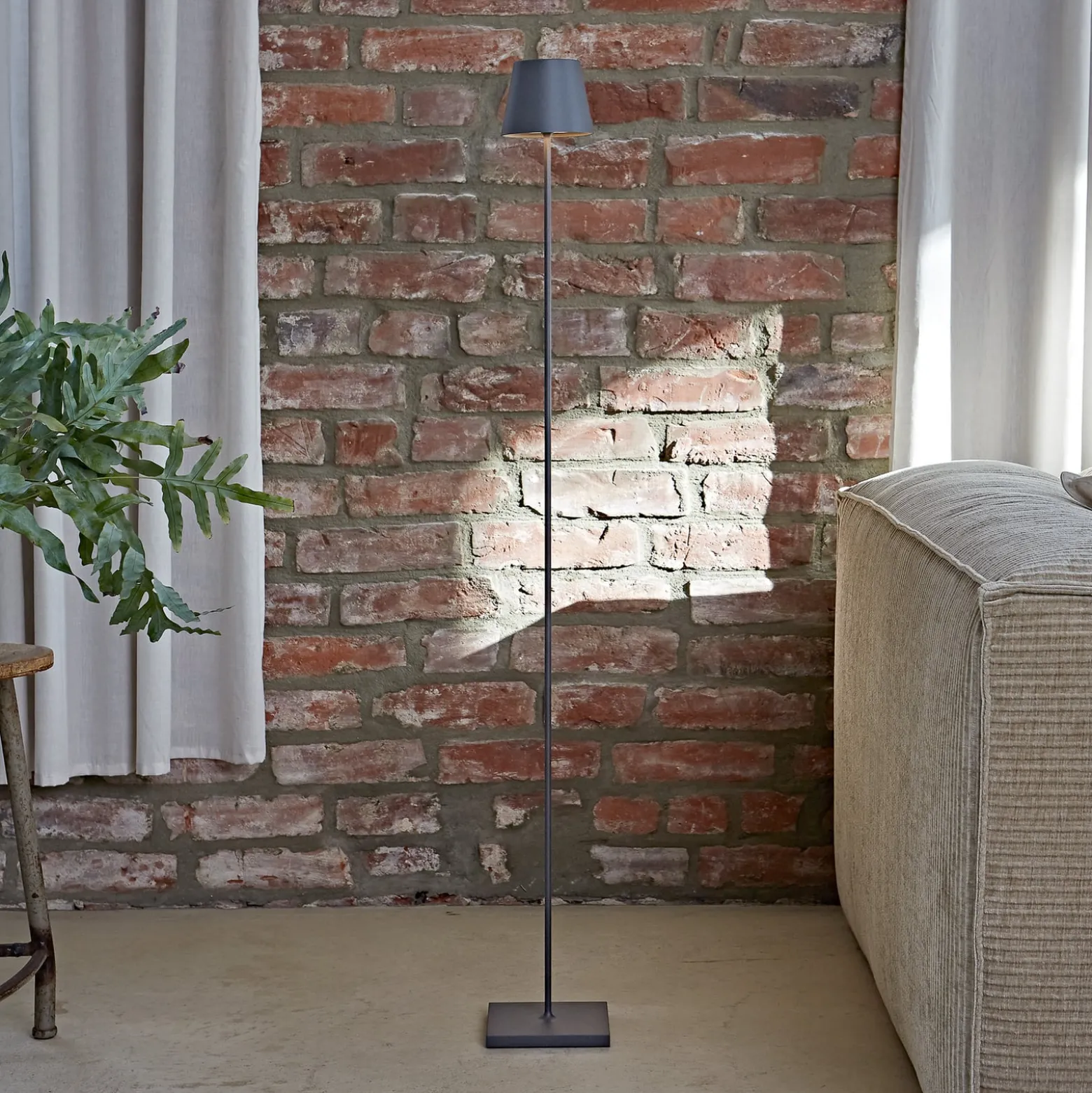 LED-Akku-Stehlampe Nuindie IP54 120 cm rund USB-C grafit
