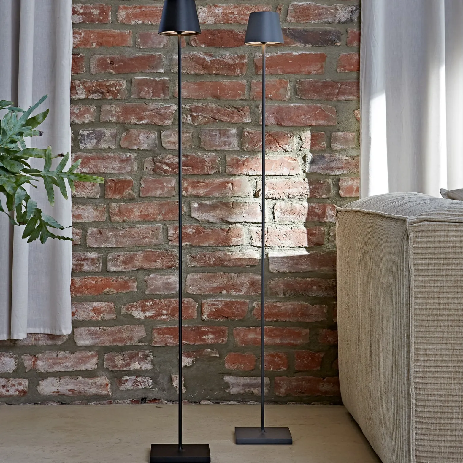 LED-Akku-Stehlampe Nuindie IP54 120 cm rund USB-C grafit