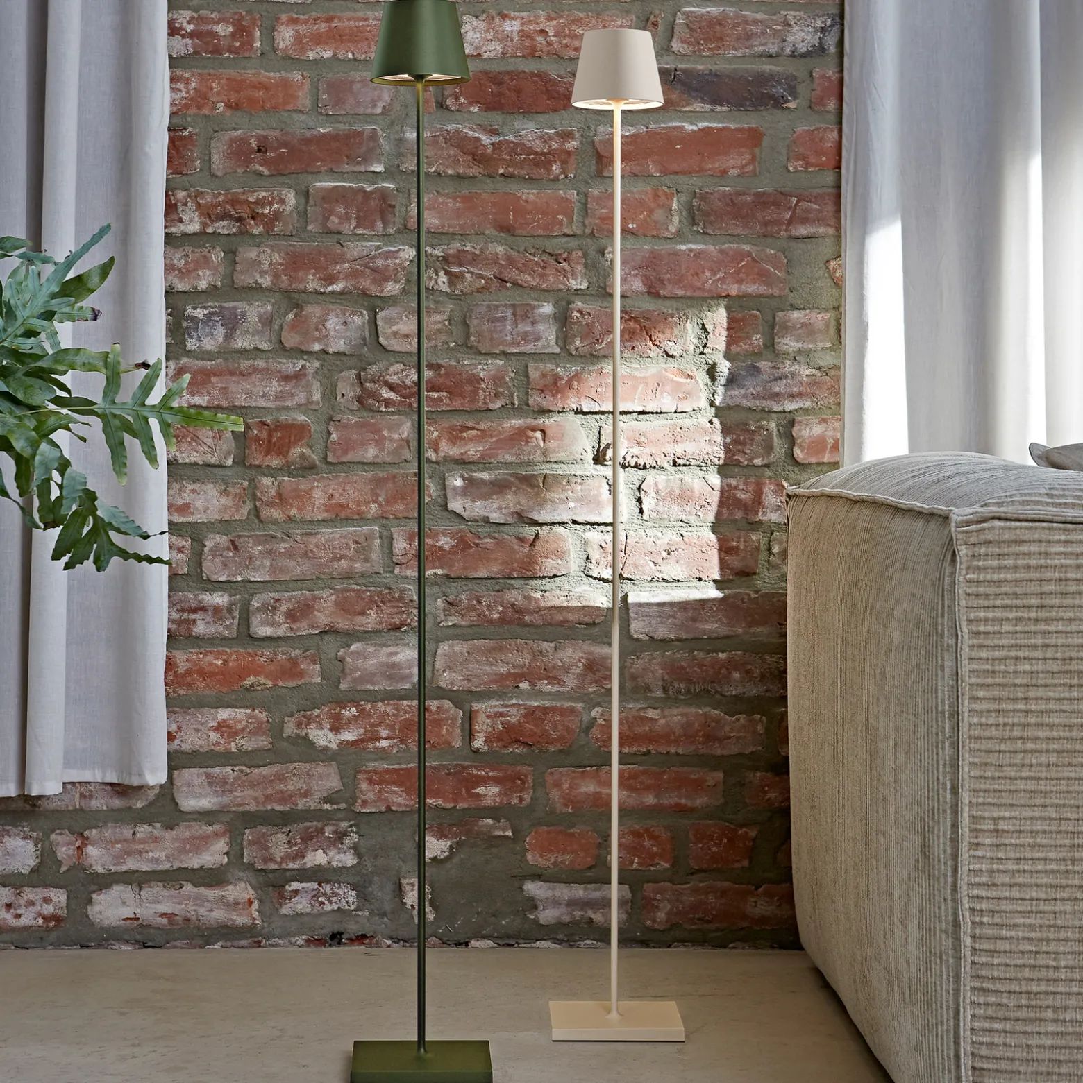 LED-Akku-Stehlampe Nuindie IP54 120 cm rund USB-C tannengrün
