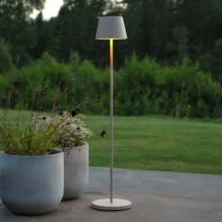 LED-Akku-Stehlampe Pomezia, sandfarben, 124 cm, IP54, USB