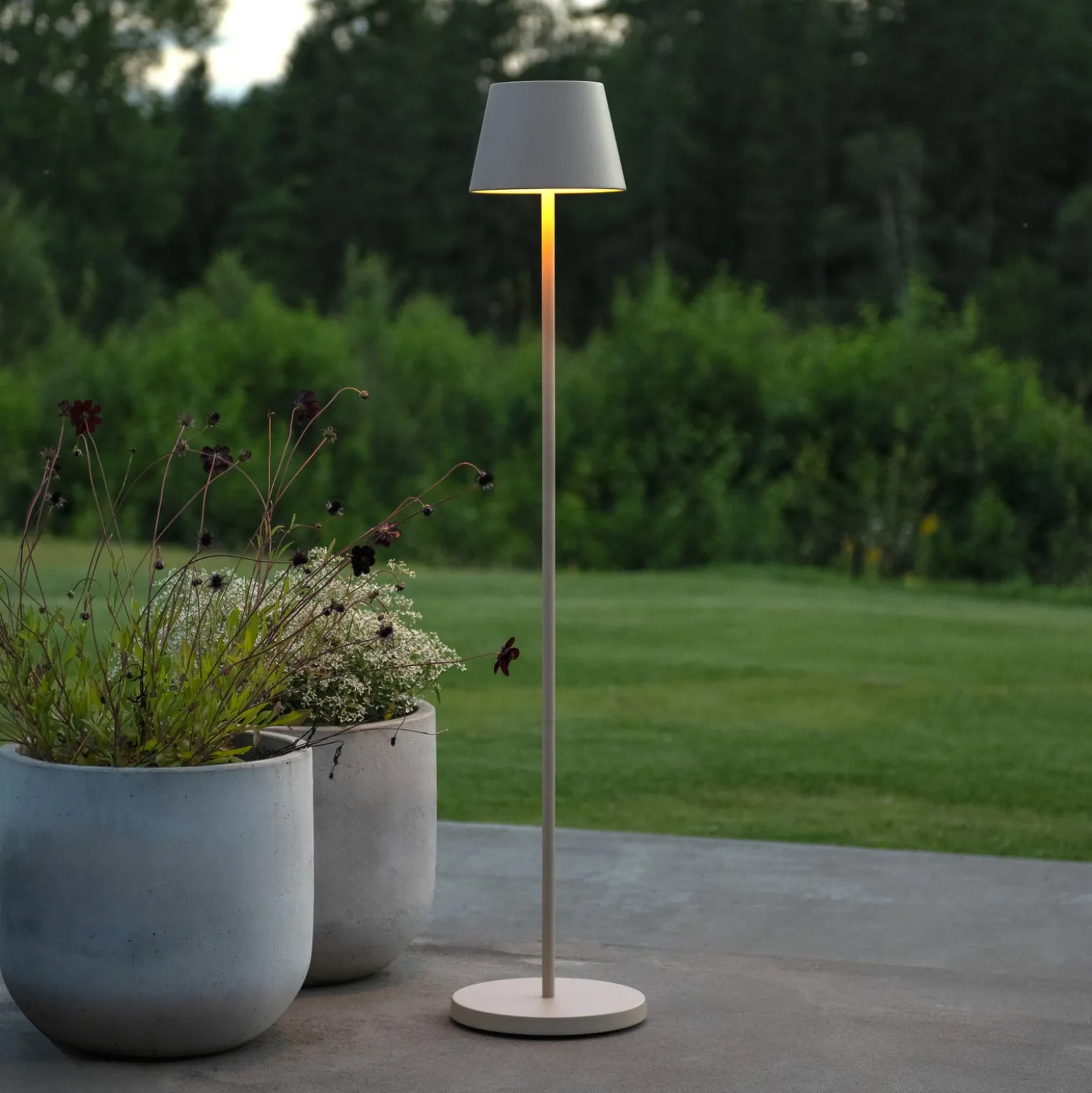 LED-Akku-Stehlampe Pomezia, sandfarben, 124 cm, IP54, USB