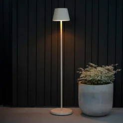 LED-Akku-Stehlampe Pomezia, sandfarben, 124 cm, IP54, USB