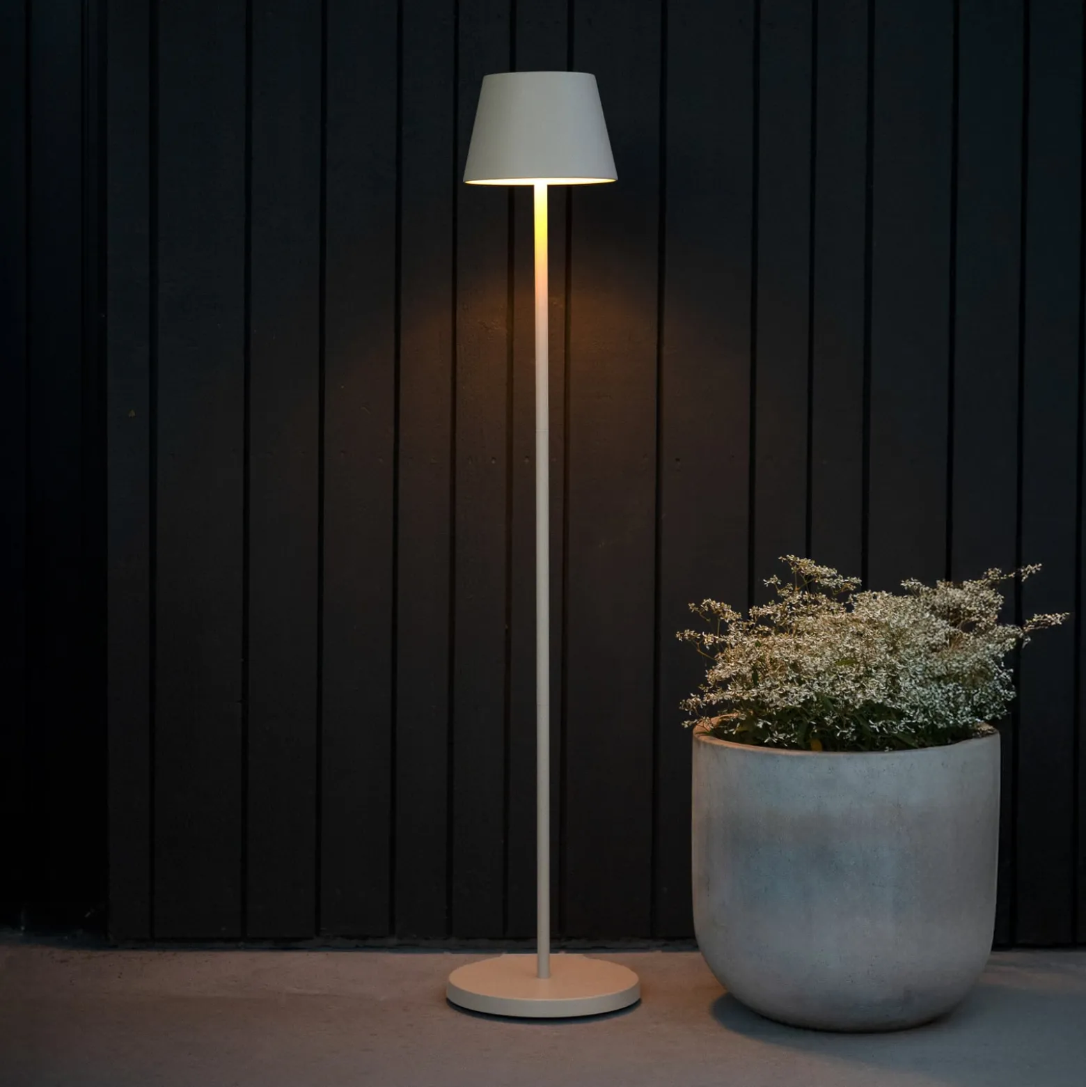 LED-Akku-Stehlampe Pomezia, sandfarben, 124 cm, IP54, USB