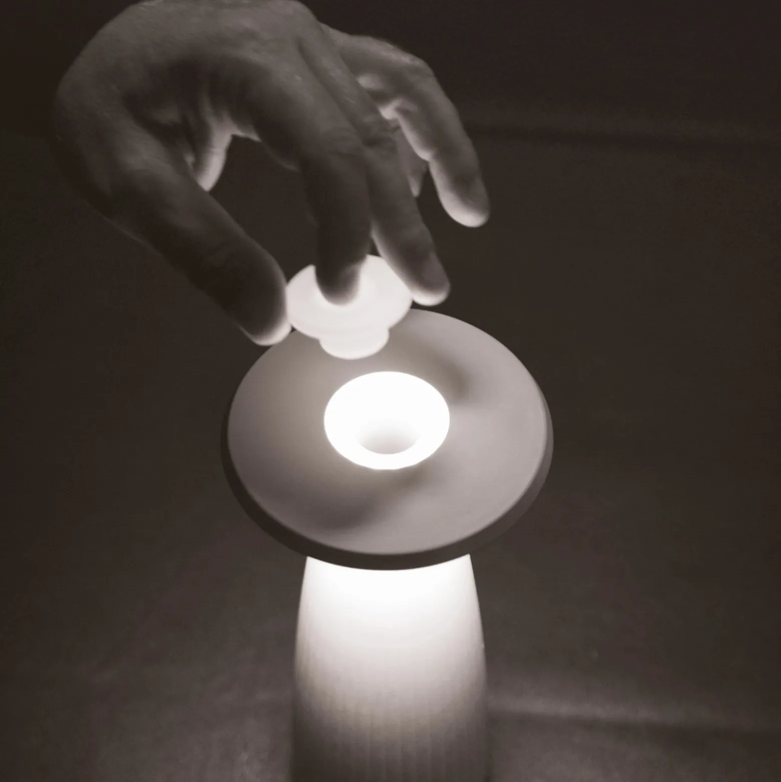 LED-Akku-Tischlampe Nuflair, weiß, IP54, dimmbar, 24 cm