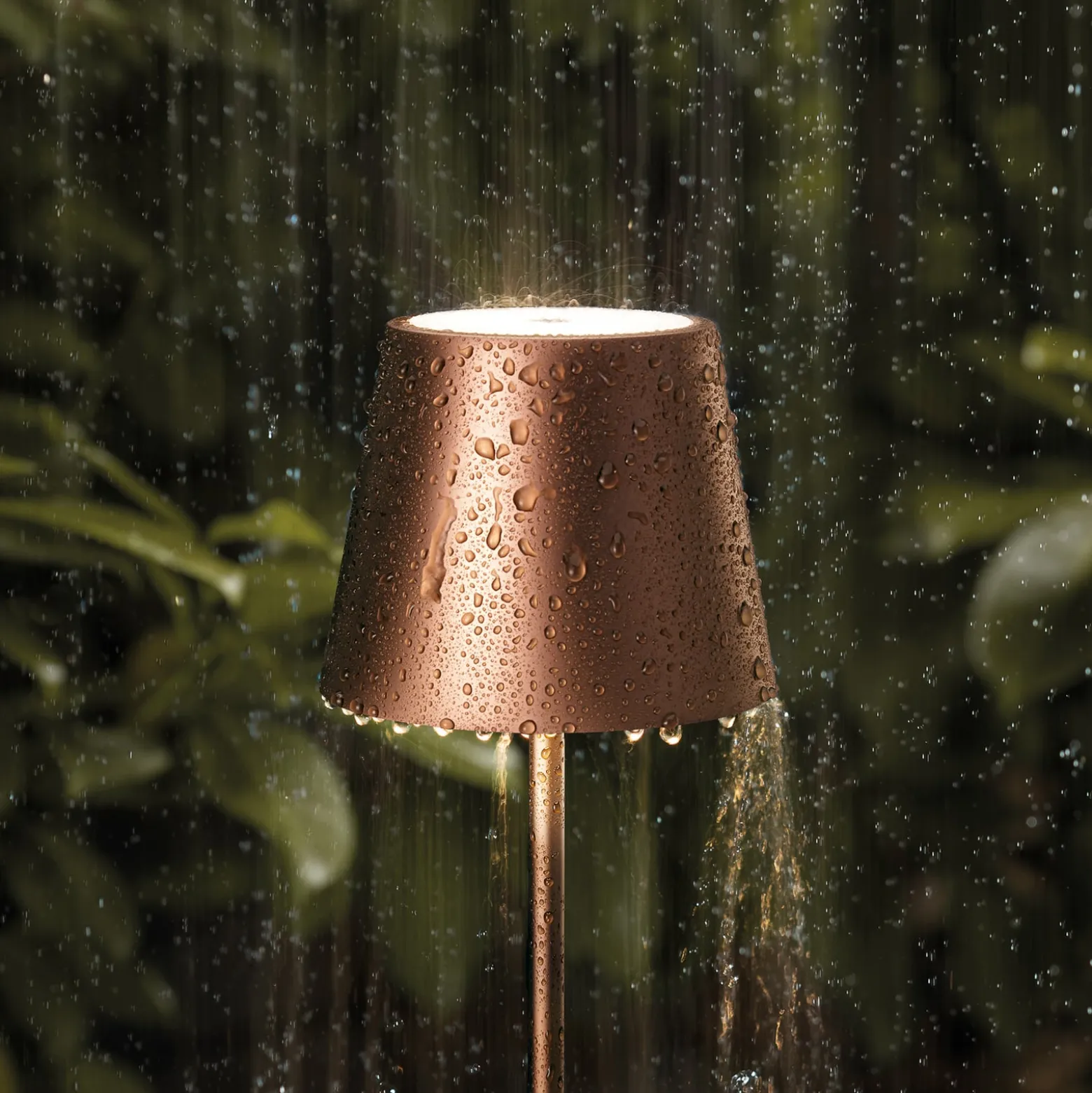 LED-Akkutischlampe Nuindie mini, USB-C, bronze, IP54, dimm.