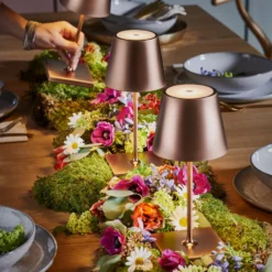 LED-Akkutischlampe Nuindie mini, USB-C, bronze, IP54, dimm.