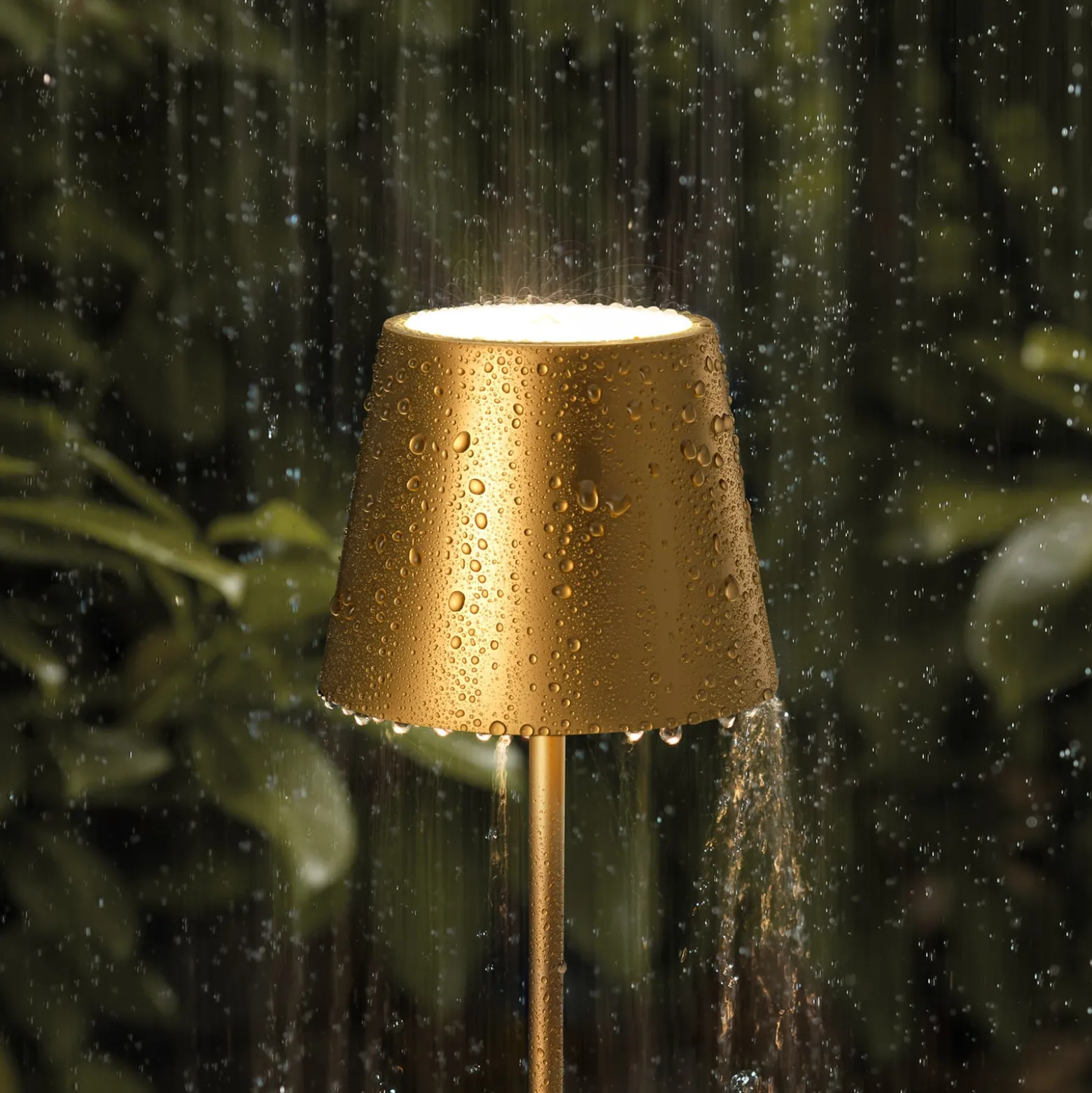 LED-Akkutischlampe Nuindie mini, USB-C, gold, IP54, dimmbar