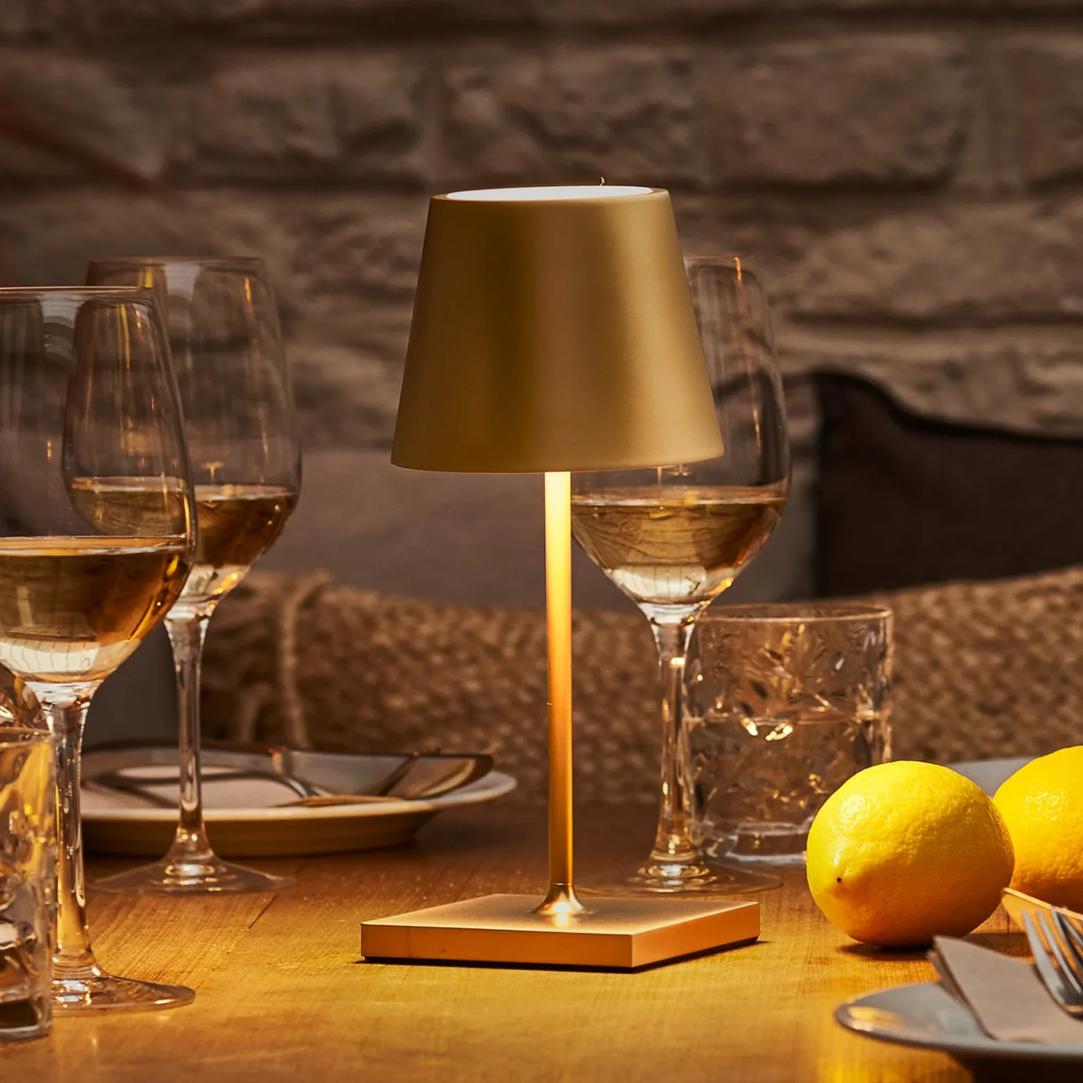LED-Akkutischlampe Nuindie mini, USB-C, gold, IP54, dimmbar
