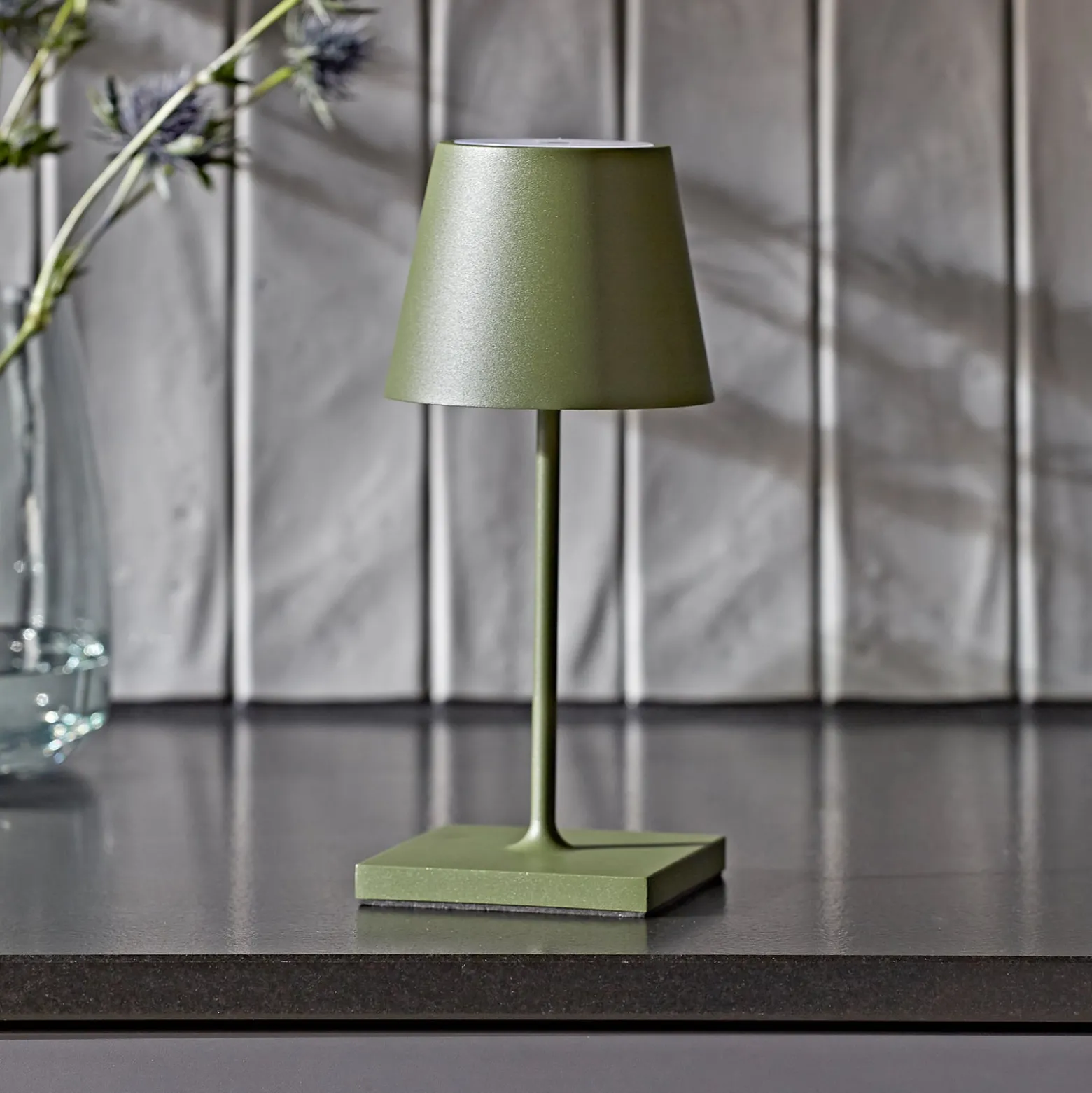 LED-Akkutischlampe Nuindie mini, USB-C, tannengrün, dimmbar
