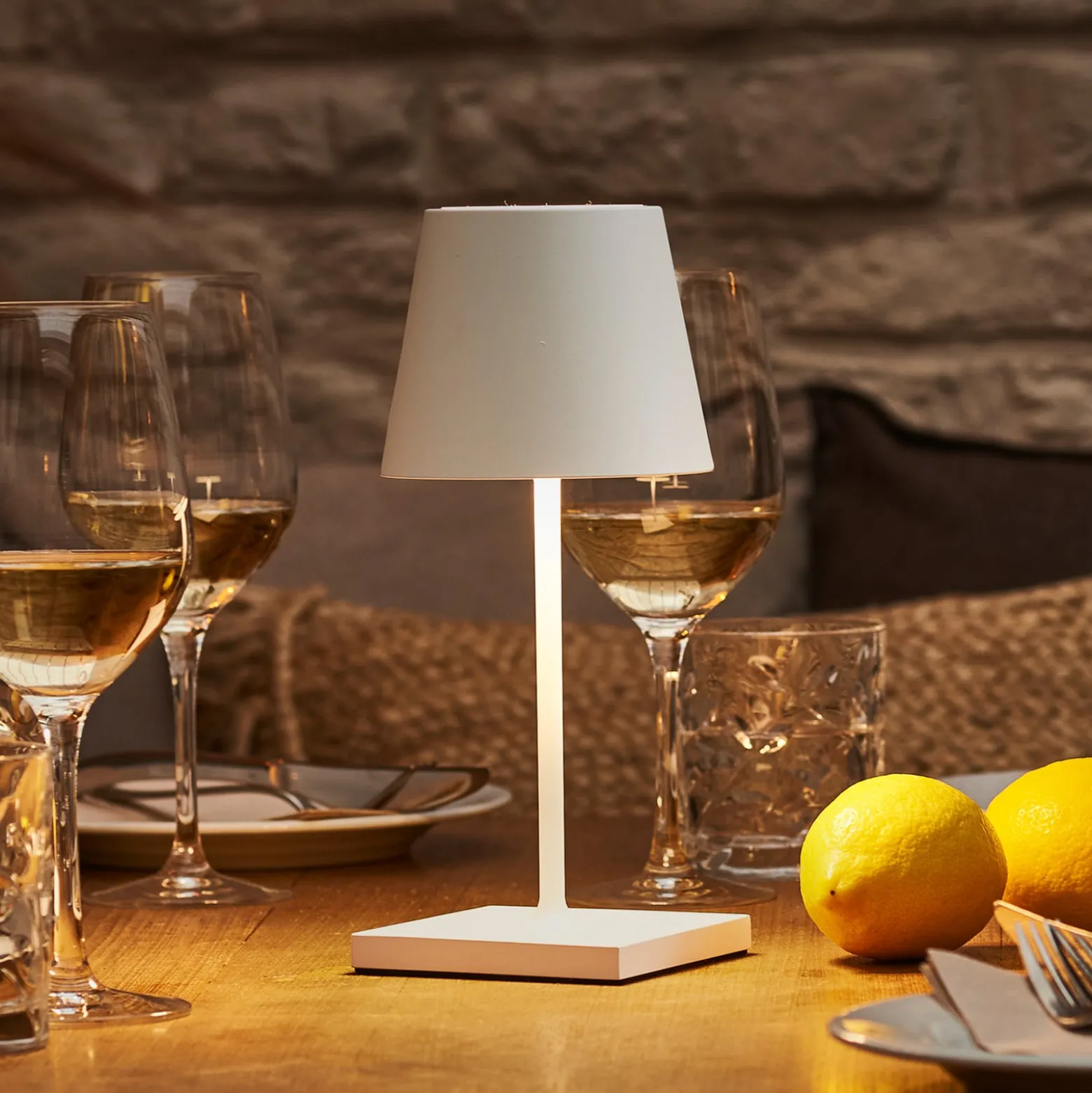 LED-Akkutischlampe Nuindie mini, USB-C, weiß, IP54, dimmbar