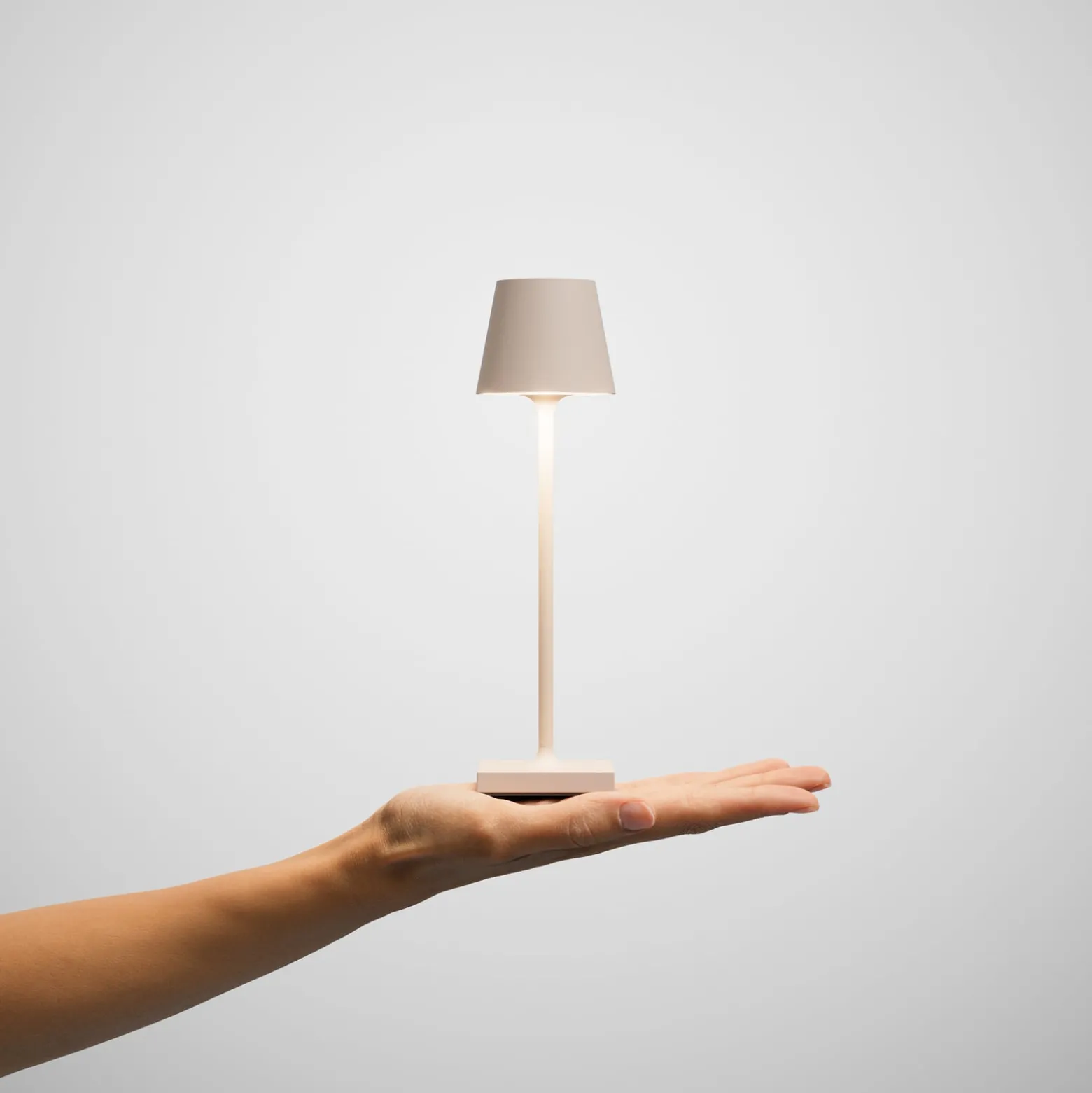 LED-Akkutischlampe Nuindie pocket, beige, IP54, dimmbar
