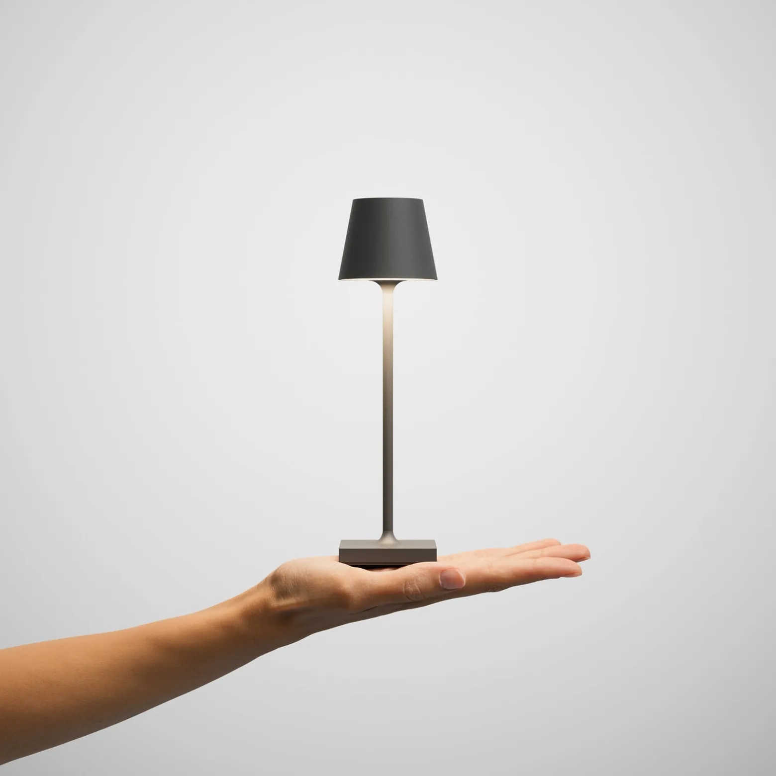 LED-Akkutischlampe Nuindie pocket, graphit, IP54, dimmbar