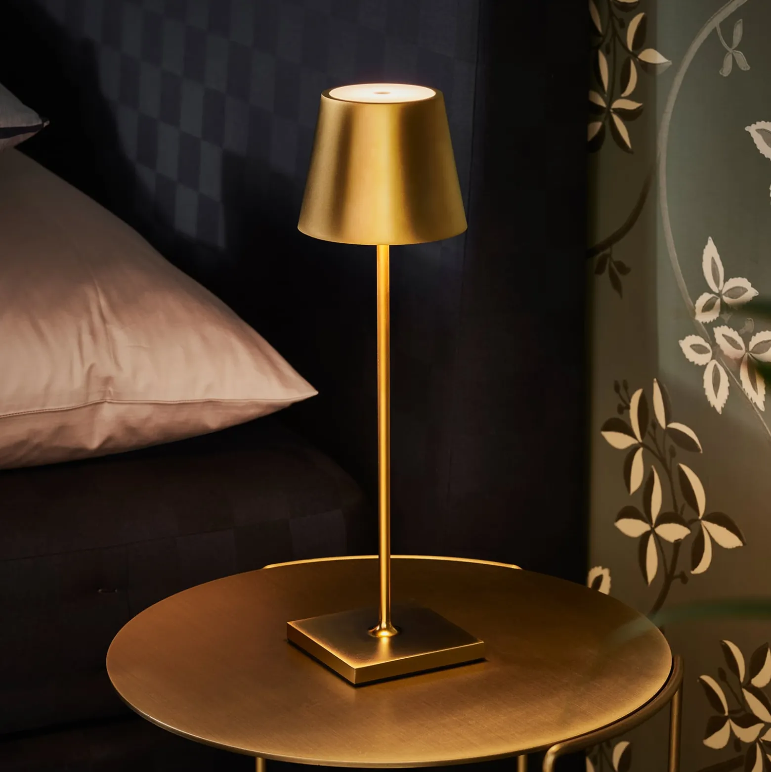 LED-Akkutischlampe Nuindie, USB-C, gold, IP54, dimmbar