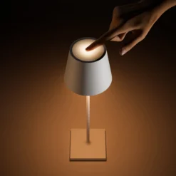 LED-Akkutischlampe Nuindie, USB-C, kupfer, IP54, dimmbar