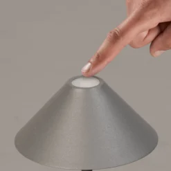 LED-Akku-Tischlampe Prato, sandgrau, Höhe 25 cm Metall, IP54