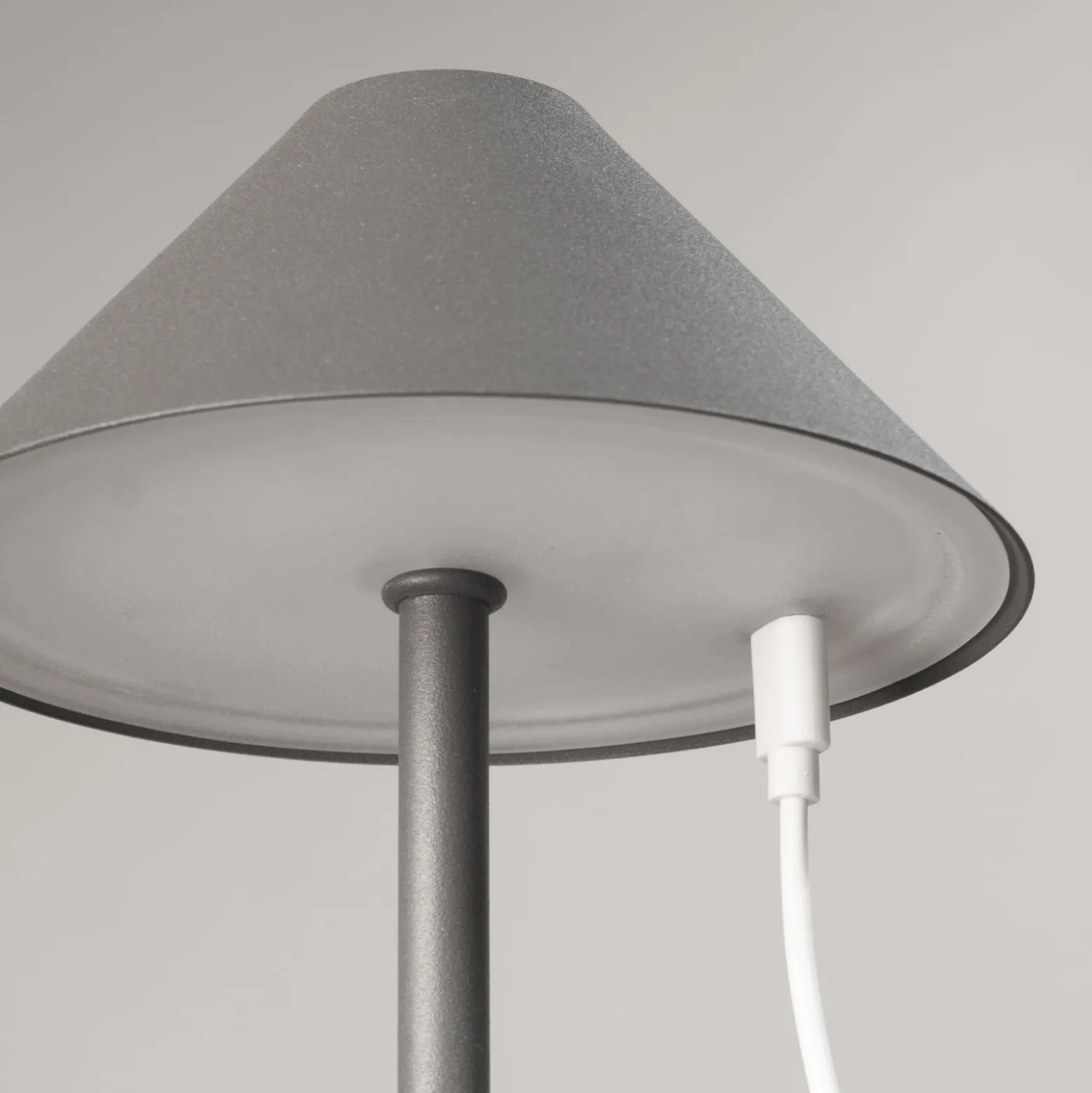 LED-Akku-Tischlampe Prato, sandgrau, Höhe 25 cm Metall, IP54