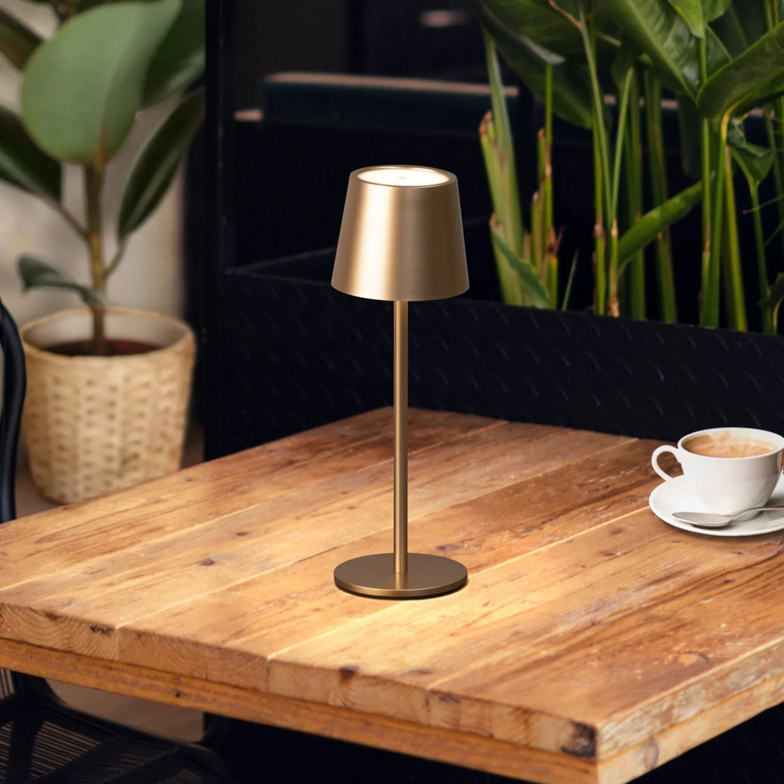 LED-Akku-Tischlampe Roxi, coffeefarben, Metall, IP54, Dimmer