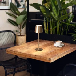 LED-Akku-Tischlampe Roxi, coffeefarben, Metall, IP54, Dimmer