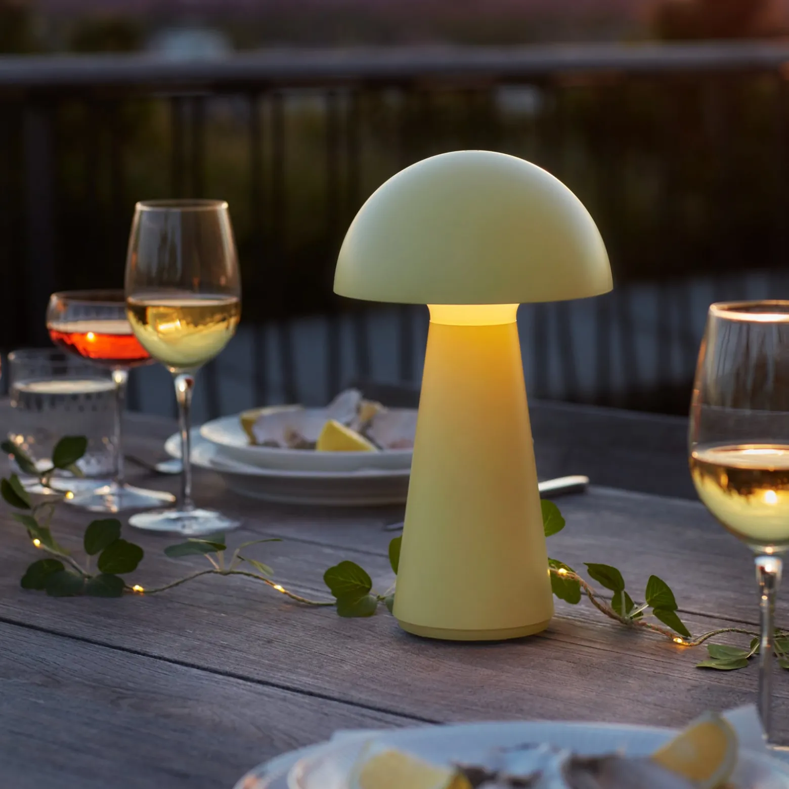 LED-Akku-Tischlampe Sam, gelb, Kunststoff, 28 cm, IP54