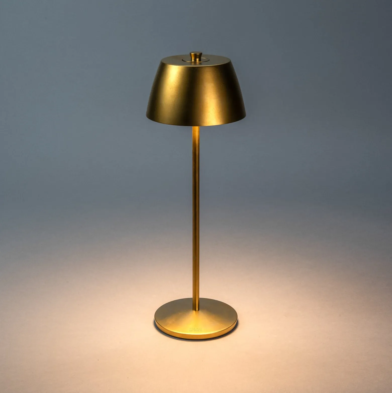LED-Akku-Tischleuchte Eze, matt-gold, 32 cm, IP54, USB