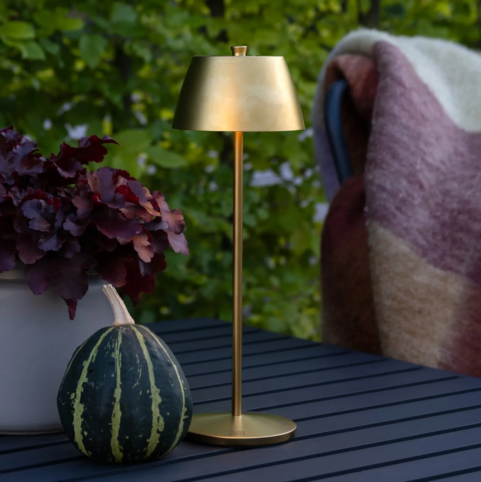 LED-Akku-Tischleuchte Eze, matt-gold, 32 cm, IP54, USB