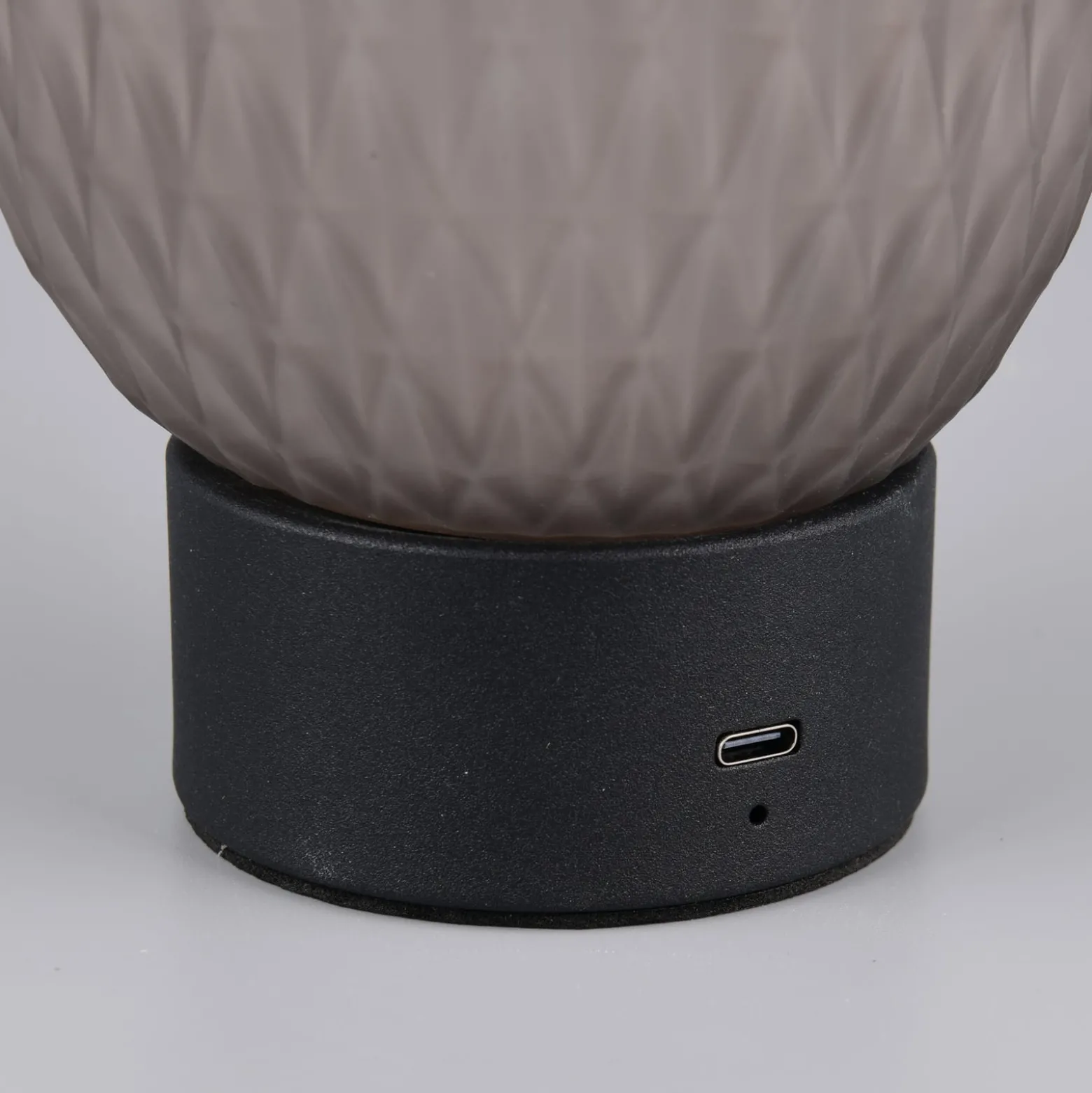 LED-Akku-Tischleuchte Facette, rauchgrau, USB, Glas