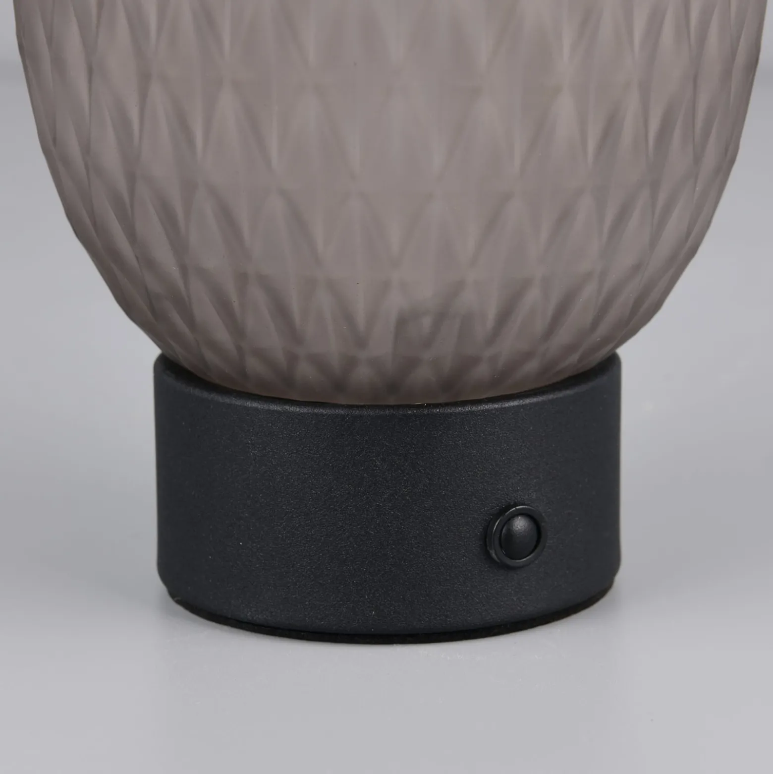 LED-Akku-Tischleuchte Facette, rauchgrau, USB, Glas
