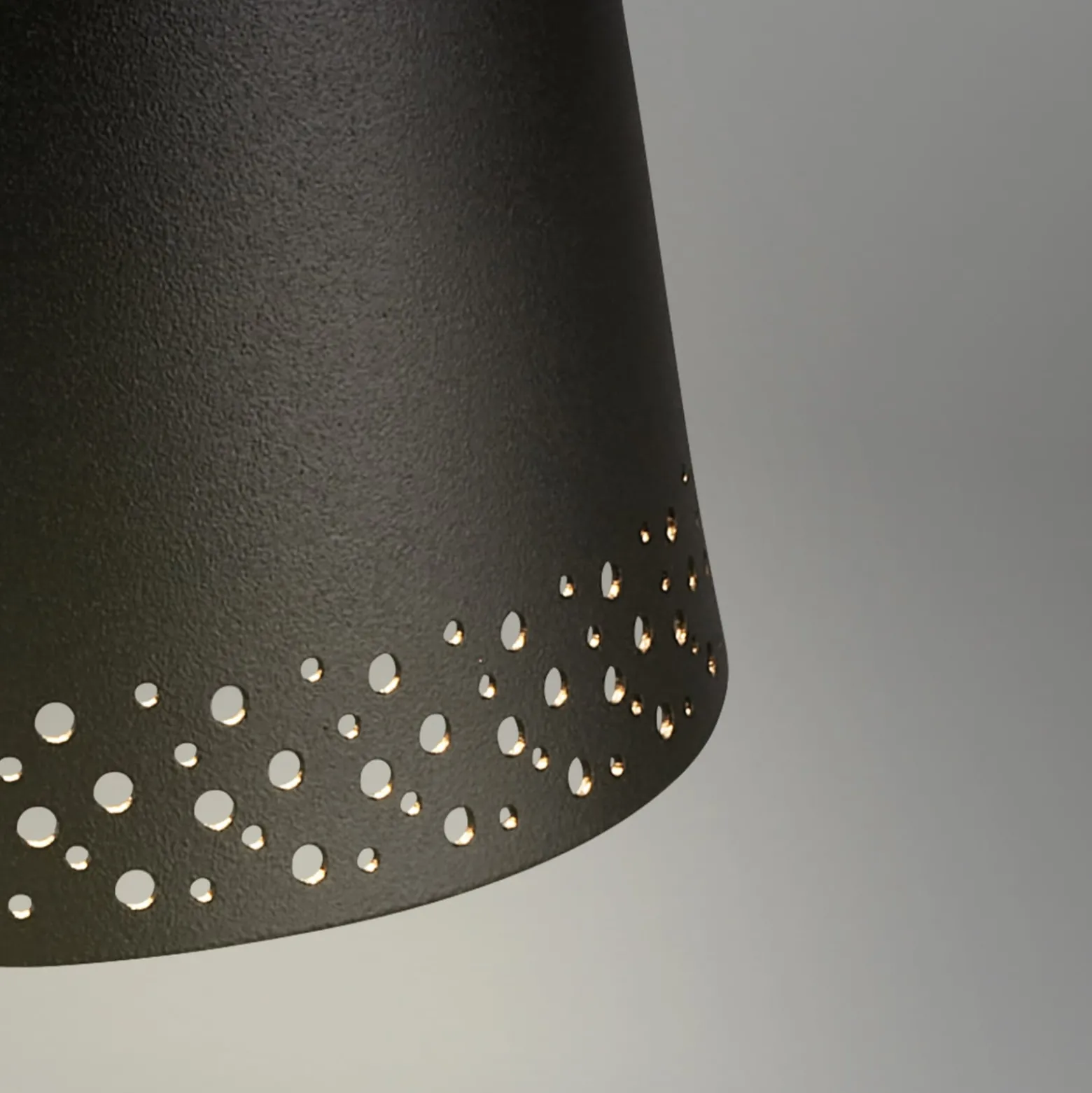 LED-Akku-Tischleuchte Kiki, schwarz/gold, IP44, 3.000K