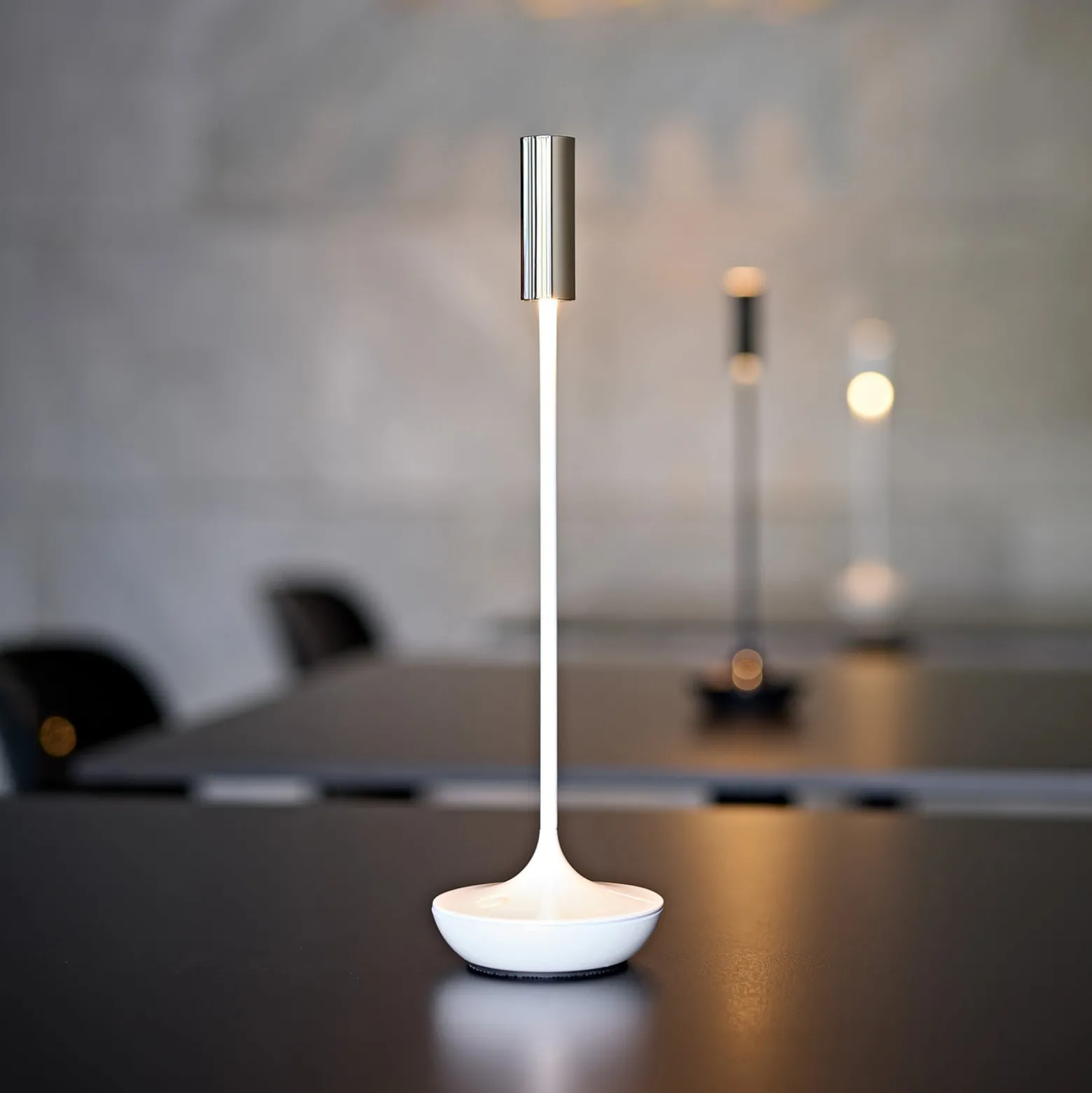 LED-Akkutischleuchte Nucandle, weiß/silber, IP54, dimmbar