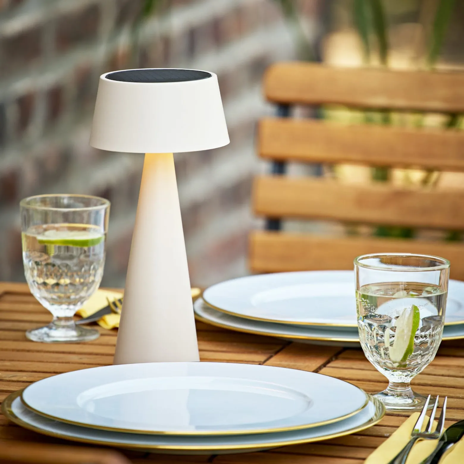 LED-Akku-Tischleuchte Solino, beige, Solar/USB, 26 cm, IP44