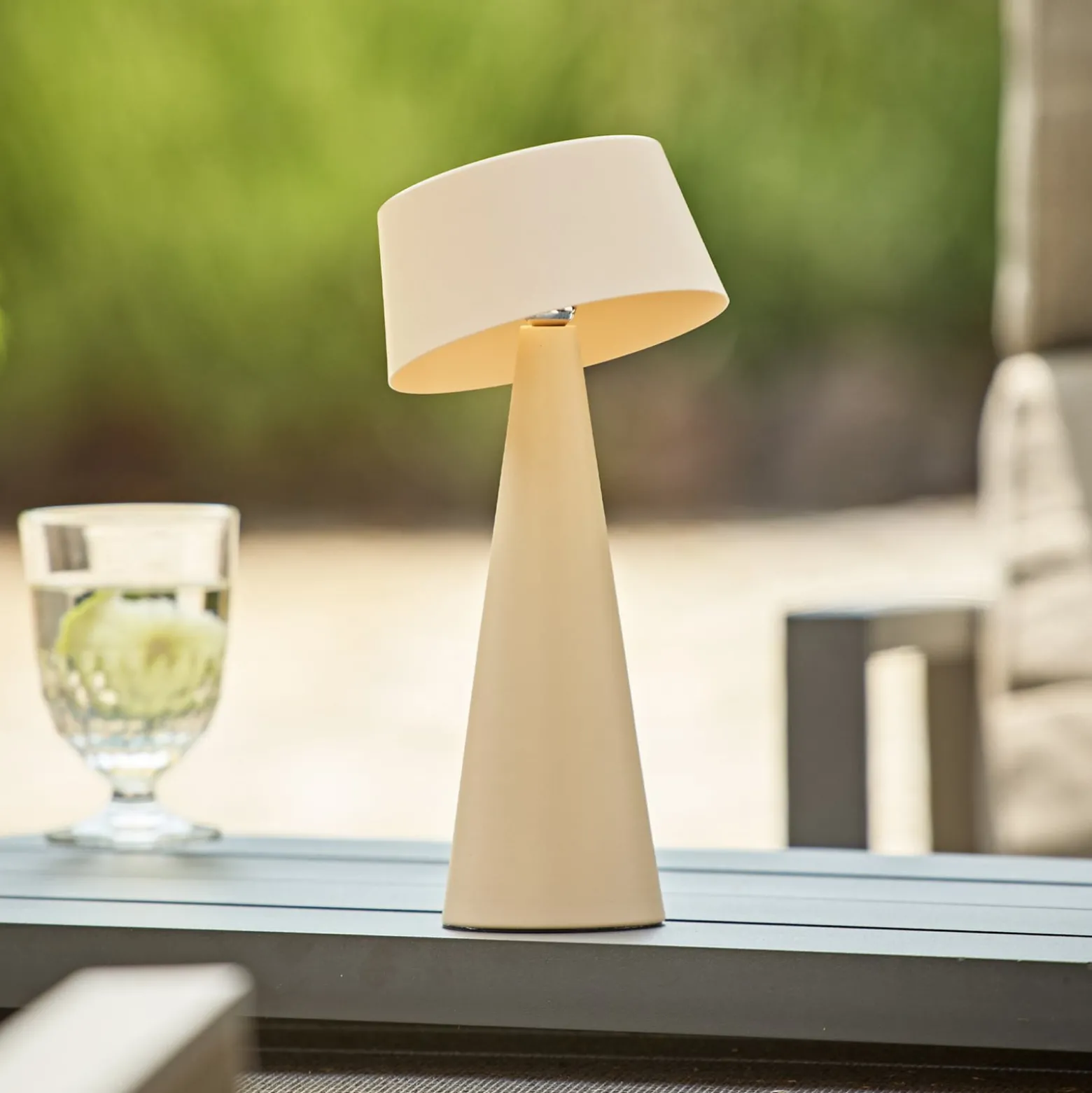 LED-Akku-Tischleuchte Solino, beige, Solar/USB, 26 cm, IP44