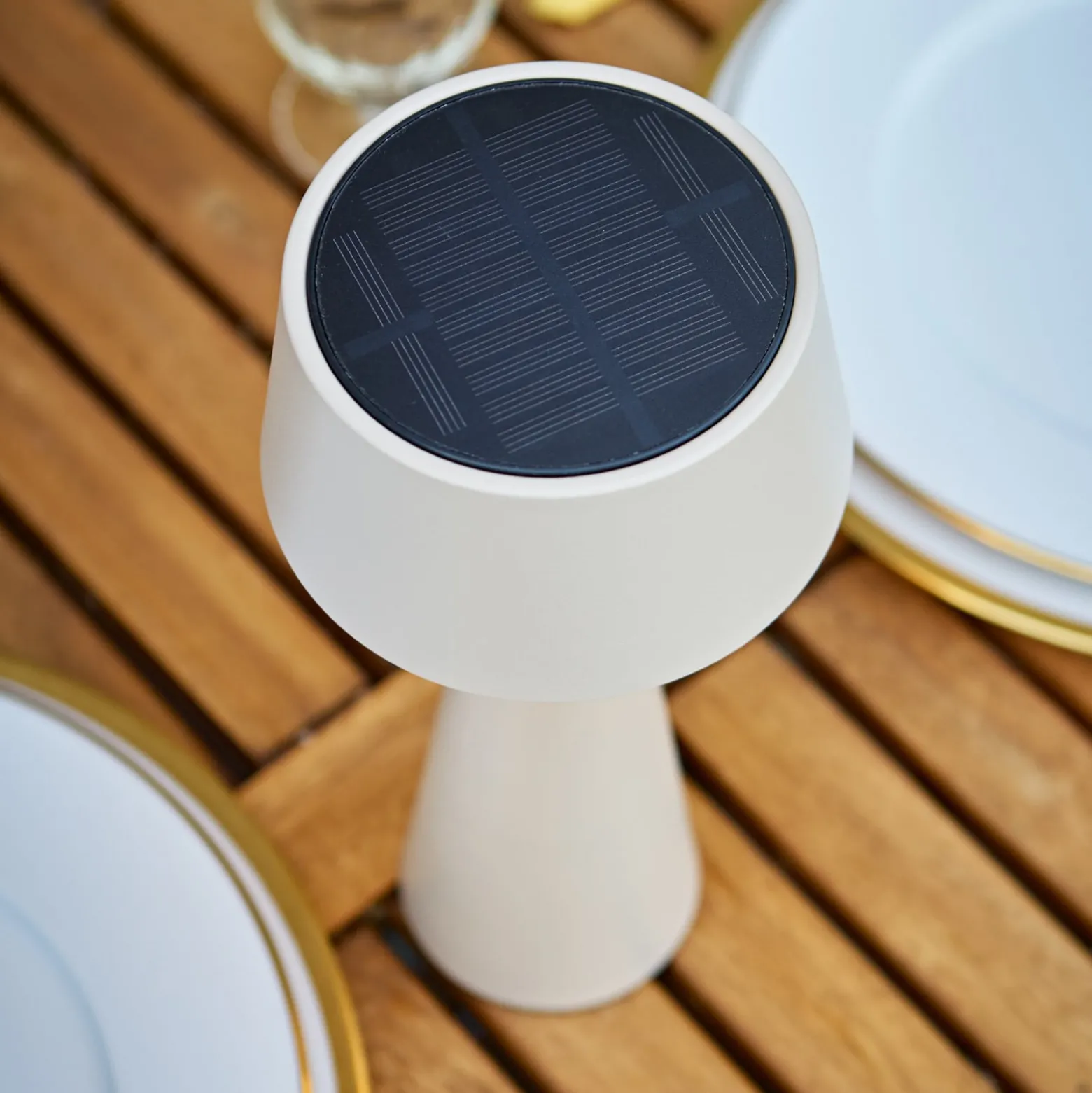 LED-Akku-Tischleuchte Solino, beige, Solar/USB, 26 cm, IP44