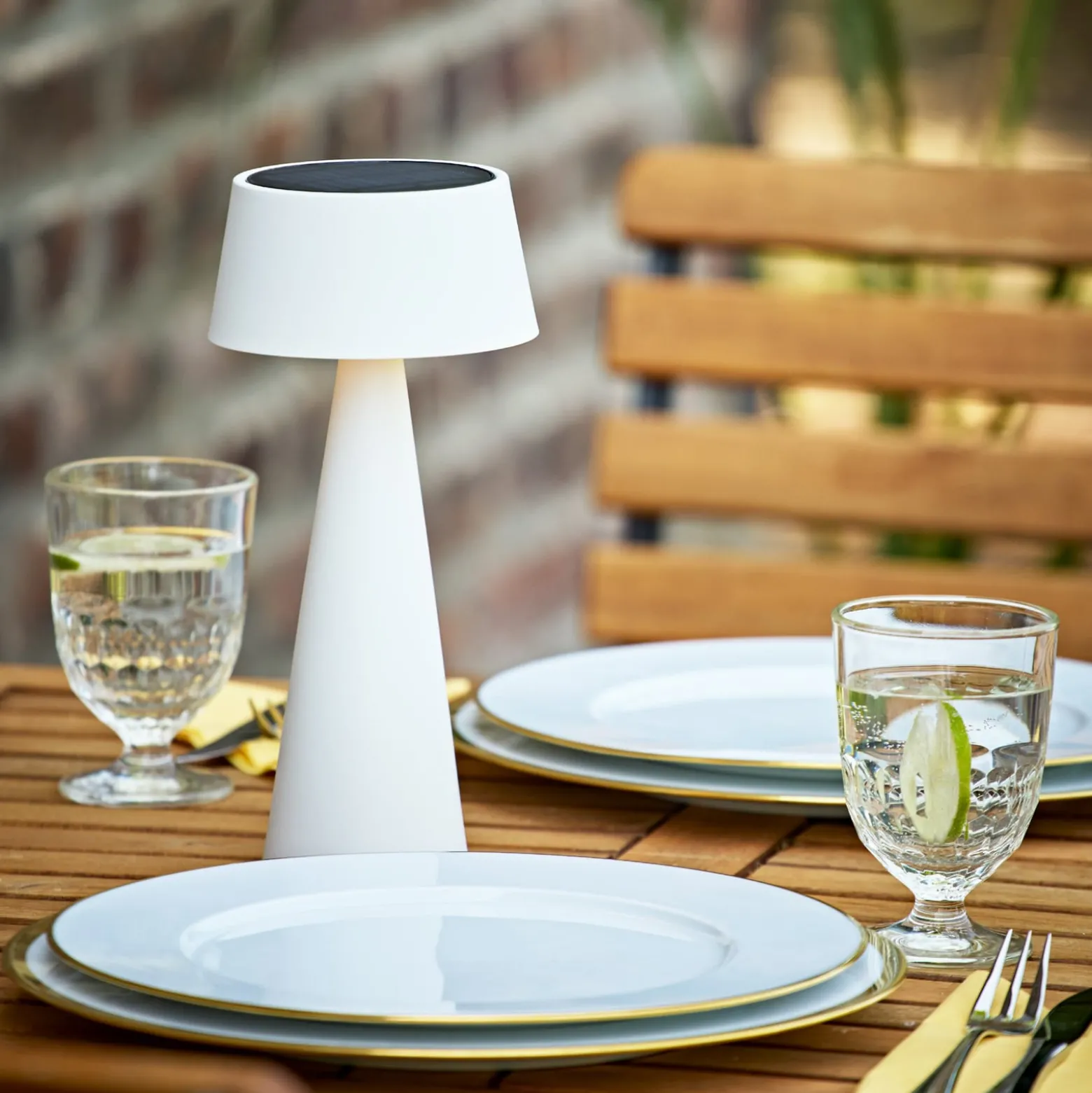 LED-Akku-Tischleuchte Solino, weiß, Solar/USB, 26 cm, IP44