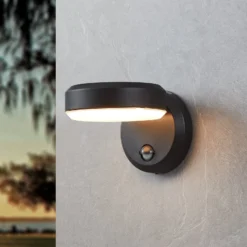 LED-Außenwandlampe Fornaci, schwarz, Breite 16 cm, Sensor