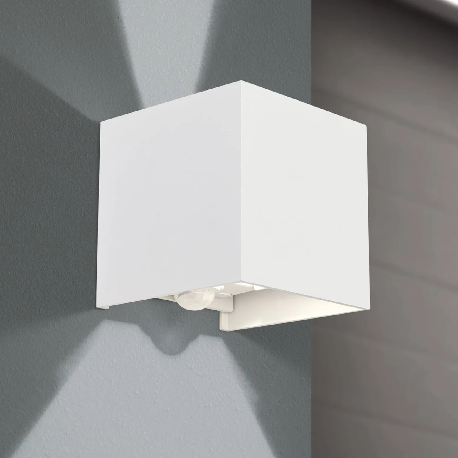 LED-Außenwandleuchte Cube-S, weiß, Metall, Bewegungsmelder