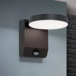 LED-Außenwandleuchte Hendryk mit Sensor, schwarz
