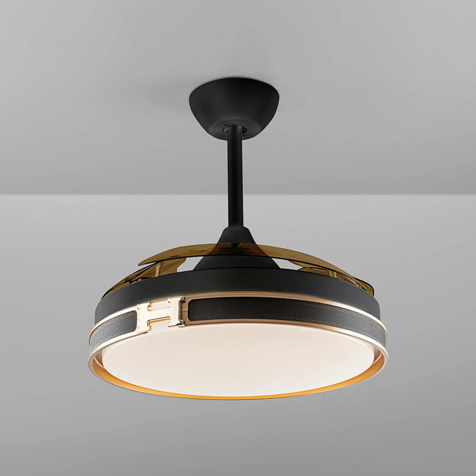 LED-Deckenventilator Herón schwarz/gold/rauch Ø 106 cm leise
